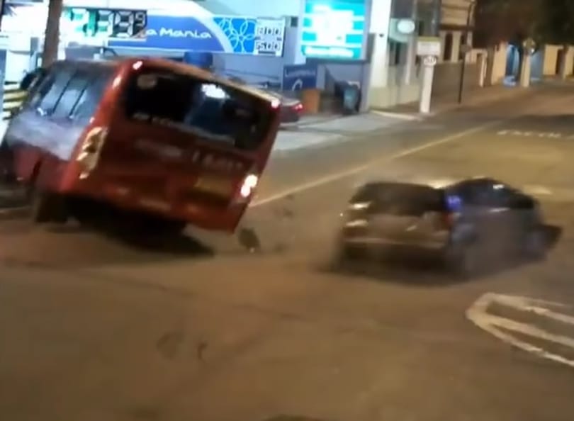 Totális tűzijáték, amikor egy busz, egy autó és egy villanyoszlop találkozik – videó