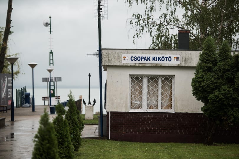 Közterületnek számít a csopaki móló, mégsem engedi be a helyieket a NER-közeli vállalkozó