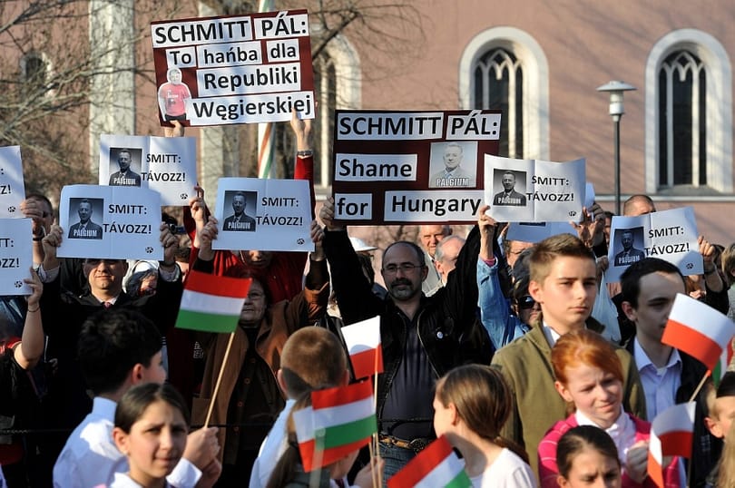 Tüntetők fogadták Schmittet Csepelen