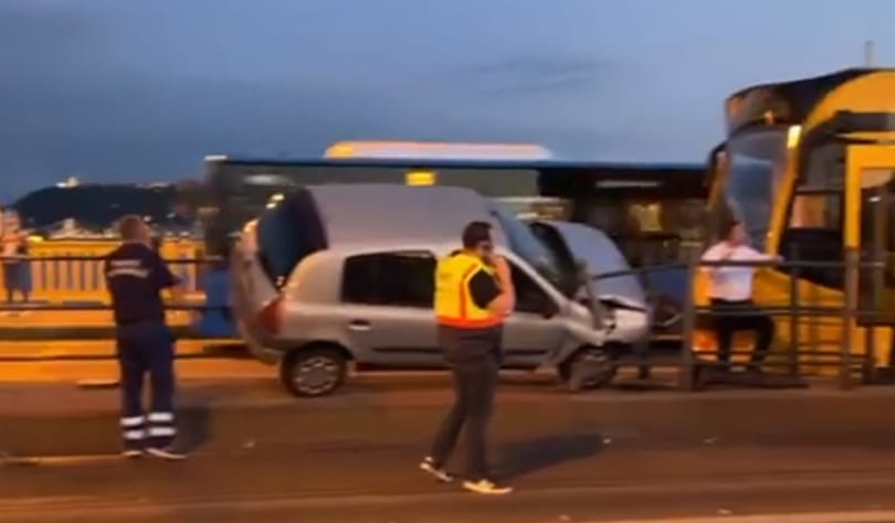 Felakadt egy autó a Margit hídon a villamosmegálló korlátjára