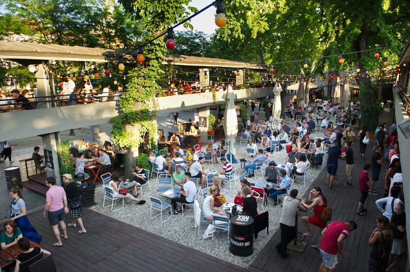 Nyár, bor, szóda – hol igyunk fröccsöt Budapesten (és hol ne)?