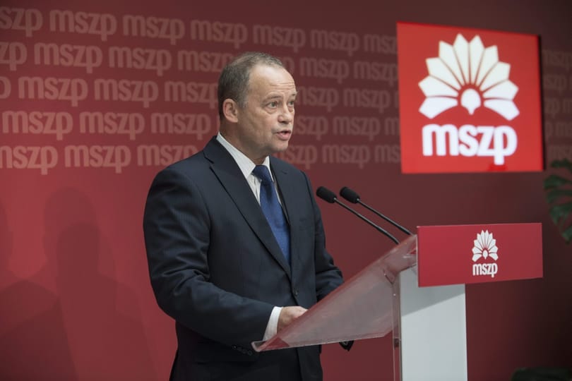 Meztelen nős kép miatt törölte Szanyit a Facebook