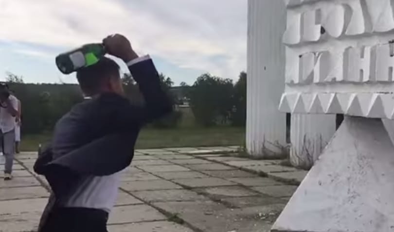 Videó: Félresikerült üvegtörésen nevet a fél világ