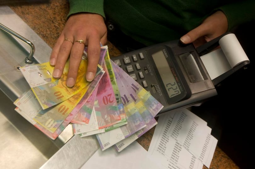 A kormány 200 forint alatti svájci frankot akar, de nem tudni, hogyan