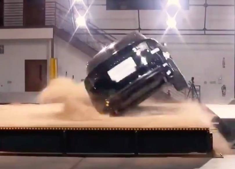 Még a törésteszten is alig bírták felborítani a Tesla Model X-et - videó 