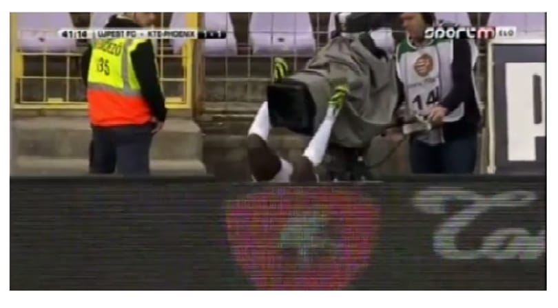 Videó: Felkapta az internet a kecskeméti focista burleszkbe illő esését