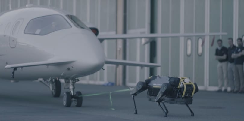 Videó: Rákötötték a robotkutyára a 3 tonnás repülőgépet, és simán elhúzta