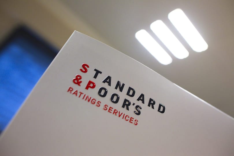 Negatívra rontotta Magyarország értékelését az S&P