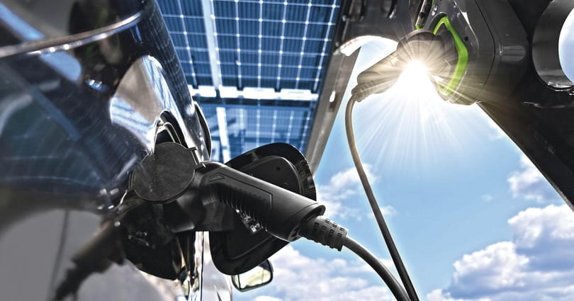 2035-től csak elektromos autókat lehet gyártani az EU-ban