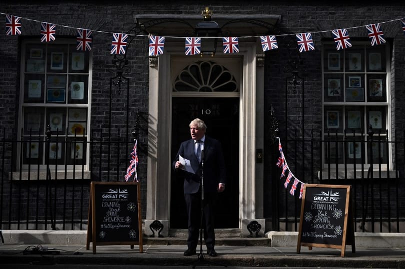 Boris Johnson hazudott és a demokratikus intézményeket támadta a Partygate-vizsgálóbizottság jelentése szerint