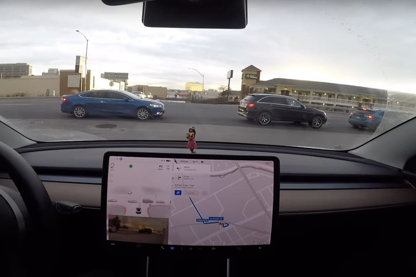 Úgy vezet a Tesla robotpilótája, mintha ember ülne a volánnál – videó