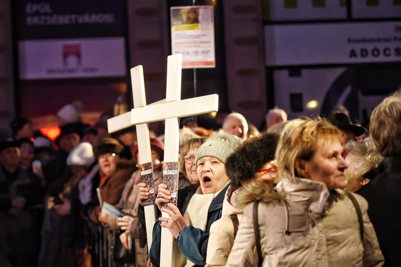 Inzultálták a HVG publicistáját a Niedermüller elleni tüntetésen