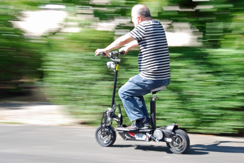 Meghalt egy elektromos rollert használó férfi Párizsban