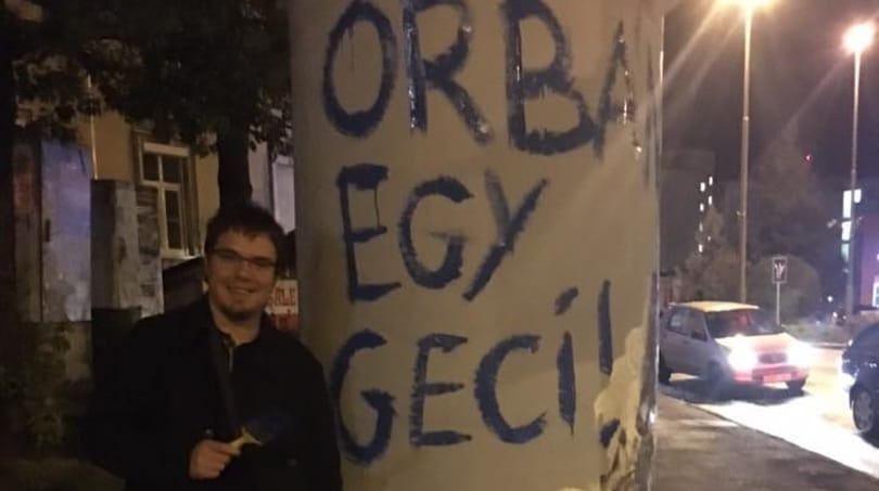 Simicska fia festette vissza a hirdetőoszlopokra, hogy Orbán egy geci