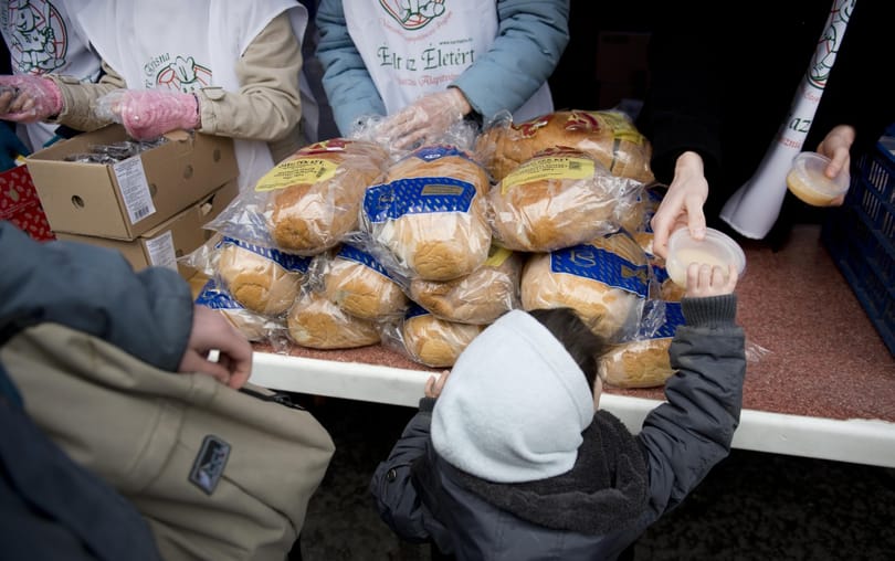 Őrült világ: hiába kevesebb a nyomorgó, erősödik az olcsó populizmus