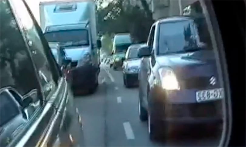 Videó: buszsávban hajtani nem szép, de néha muszáj