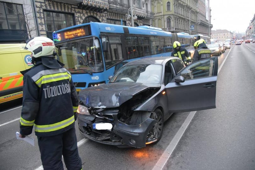 Négy autó ütközött össze a Rákóczi úton