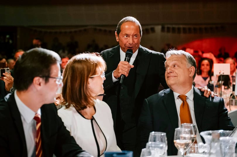 Fotó: Orbánnak énekelt Paul Anka az amerikai nagykövetség fogadásán