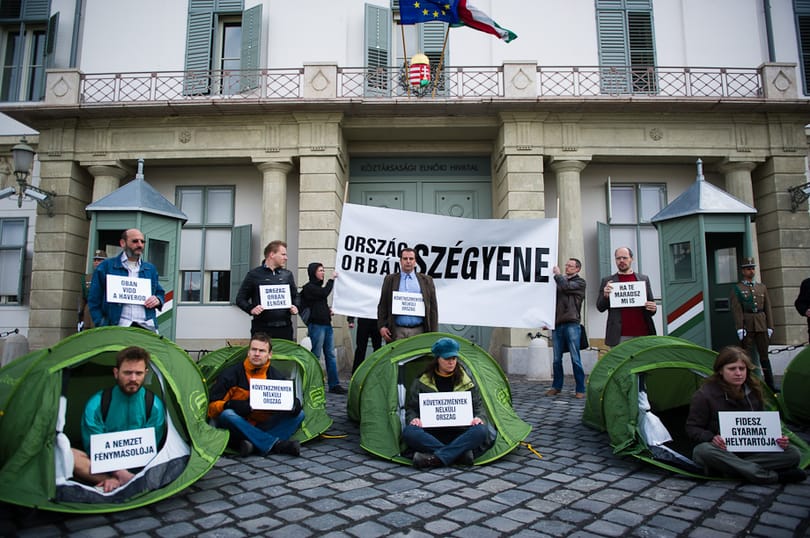 Tüntetők körében zajlott az őrségváltás a Sándor-palotánál