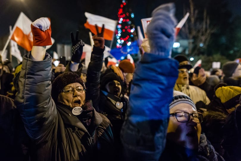 Botrányos szavazás, kitiltott sajtó - ezért tüntettek a lengyelek pénteken