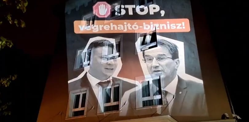 A Jobbik kivetítette a végrehajtói kar épületére, hogy „Stop, végrehajtó-biznisz!”