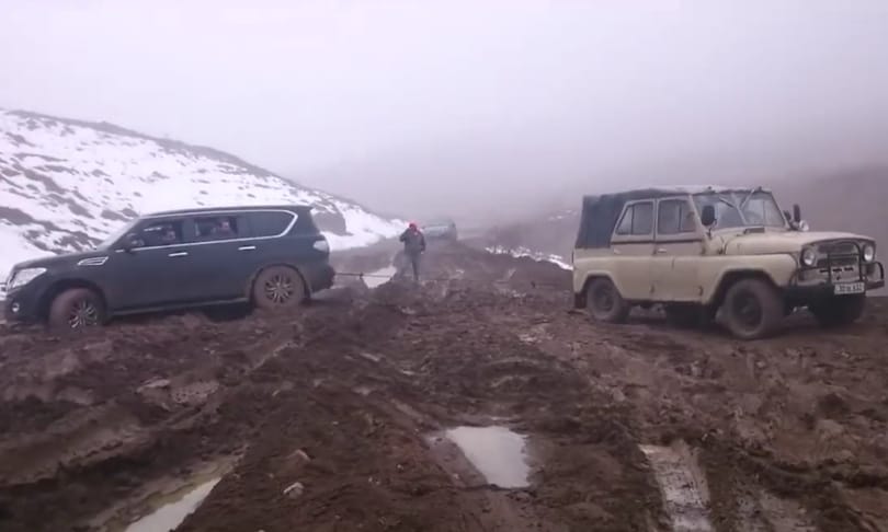 A nap videója: így ment ki egy ősrégi UAZ a sárból egy új Nissan Patrolt