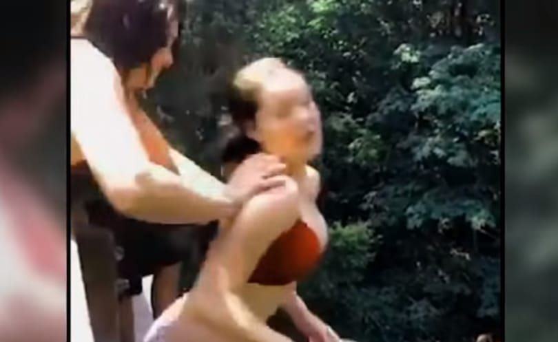 Megszólalt a lány, aki lelökte barátnőjét egy hídról