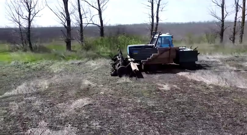 Egy agyafúrt ukrán gazda megunta, hogy még nem vethet, egy páncélozott traktort épített, azzal aknamentesíti a földjét – videó