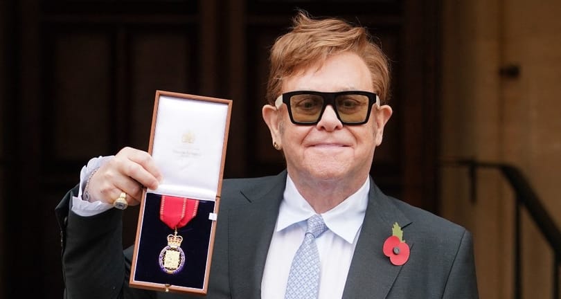 Bottal jelent meg lovaggá avatásán Elton John