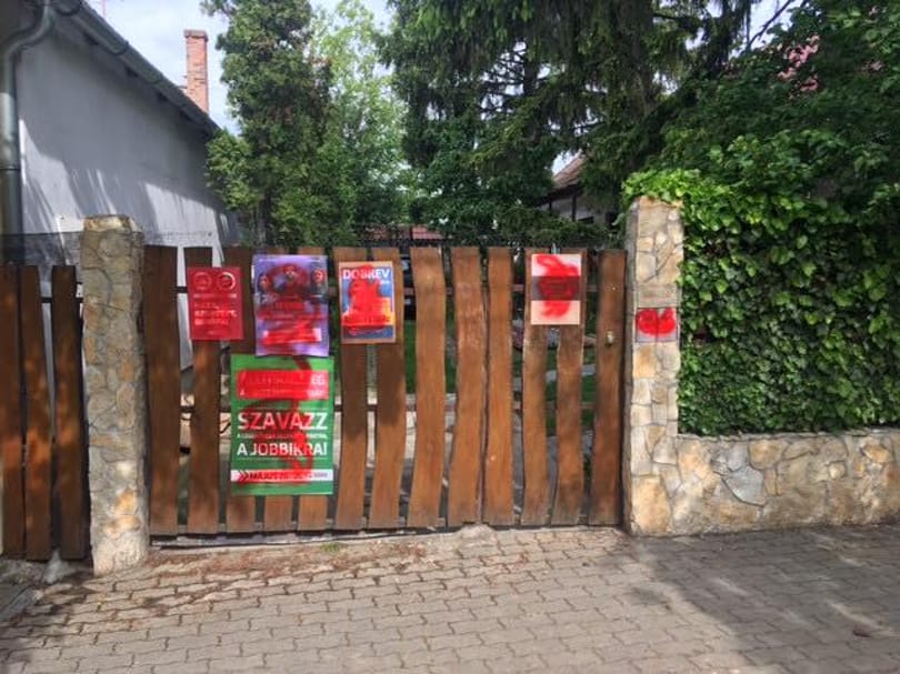 Összefújták a plakátokat a kerítésén, a rendőrséghez fordult Szél Bernadett