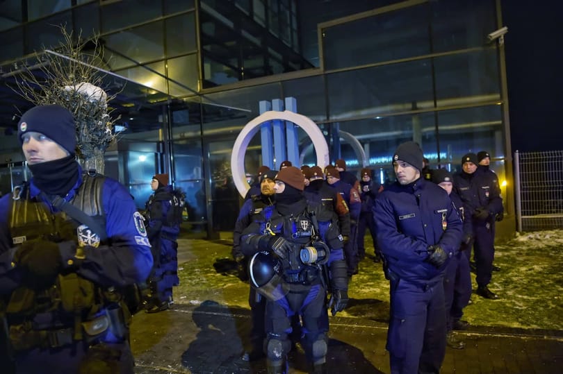 A közmédiának mocskolódva, de végre sikerül beszámolnia honlapján az eseményekről