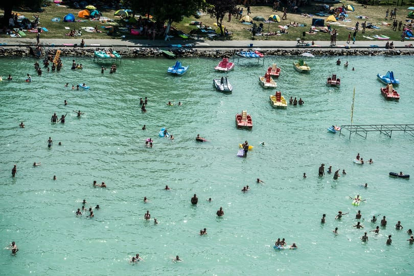 Fejest ugrott a sekély Balatonba, súlyos sérüléseket szenvedett egy 17 éves fiú