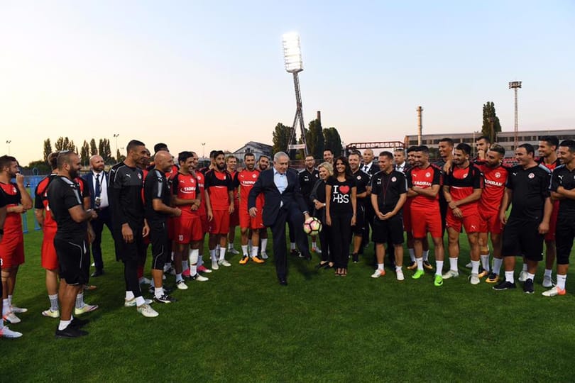 Netanjahu beállt passzolgatni a Bozsik Stadionban - fotó, videó
