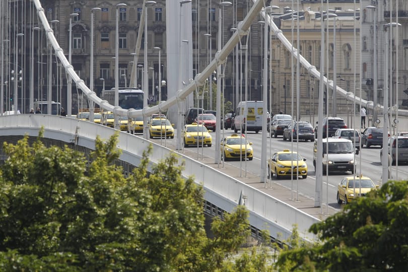 Megfürdetik a hétvégén az Erzsébet hidat, és ez okozhat némi bosszúságot