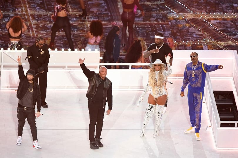 Ezredfordulós nosztalgiavonat volt a Super Bowl félidős show-ja: Snoop Dogg, Eminem, Mary J. Blige parádéztak