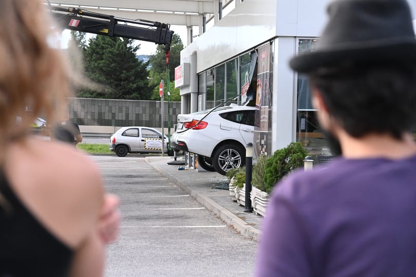 Egy benzinkút kávézójába hajtott be Budapesten egy autós, ittas vezetésért állították elő