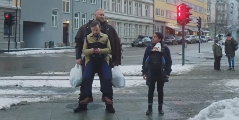 Ilyen, amikor a Trónok harca sztárja babahordozóban cipeli az embereket