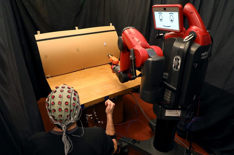 Beszélni sem kell hozzá, gondolatokkal is irányítható az MIT új robotja – videó