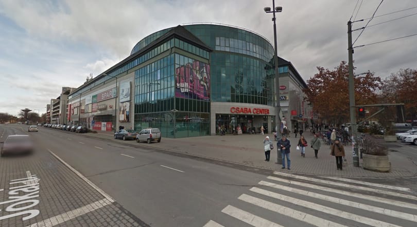 Csodával határos módon élte túl a zuhanást a csecsemő, aki kiesett a békéscsabai pláza első emeletéről