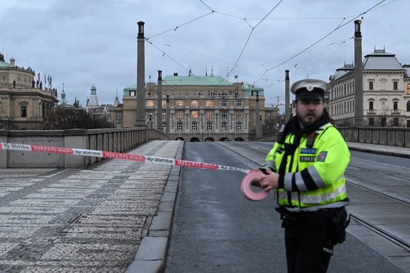 Külügyminisztérium: Jelenleg nincs tudomásunk arról, hogy lenne magyar áldozata a prágai lövöldözésnek