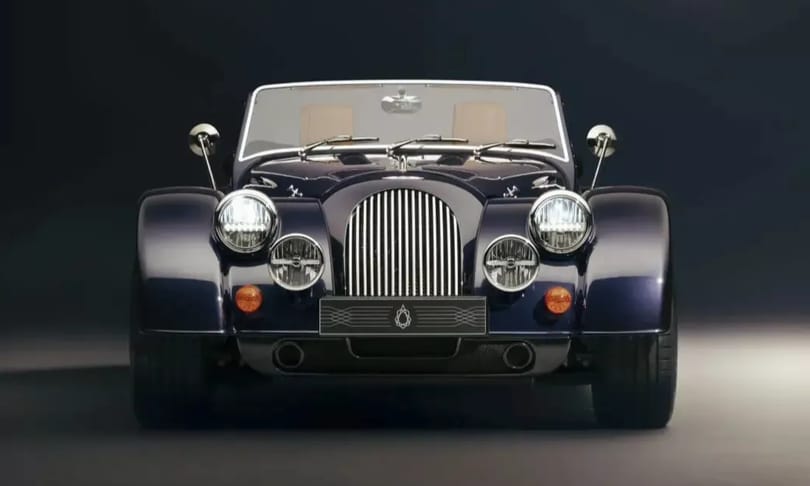 Ősrégi dizájnnal és modern BMW motorral búcsúzik a klasszikus brit sportkocsi