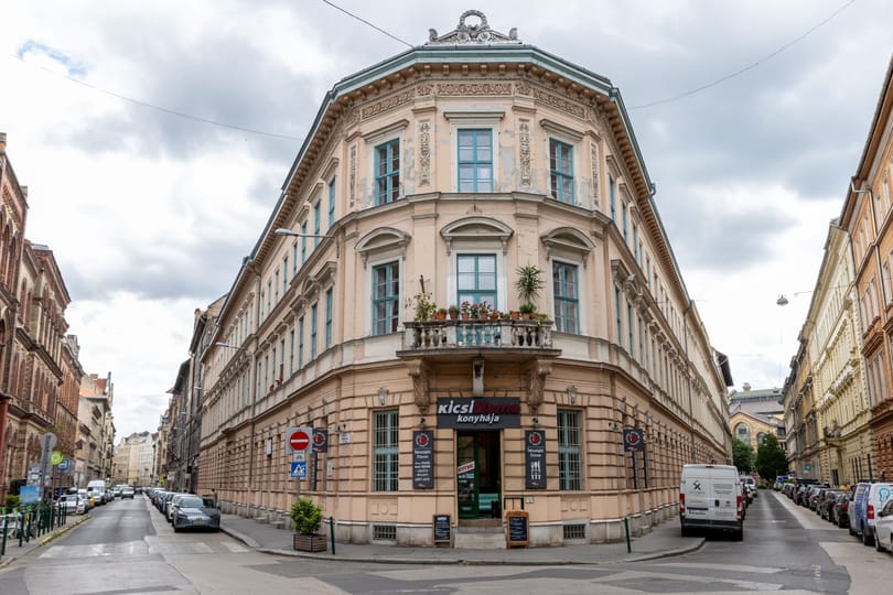 Lenyűgöző belső kertet rejt a Kálvin tér melletti ház, ahol egykor Csonka János műhelye működött