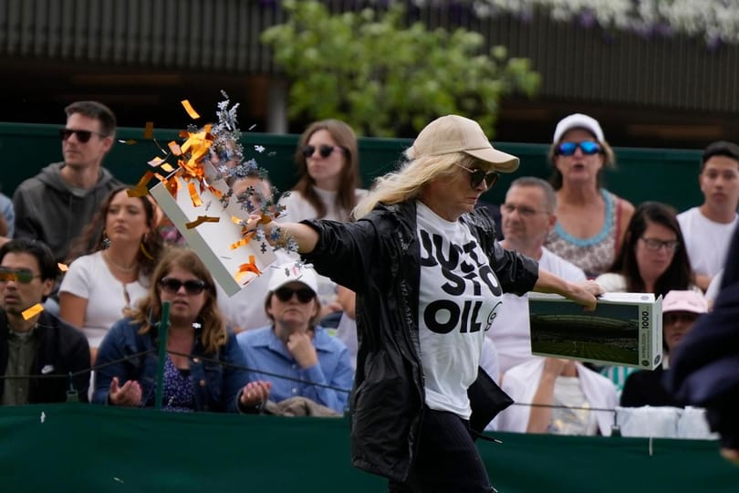 Nyugdíjas klímaaktivisták támadtak környezetbarát konfettivel Wimbledonban – videó