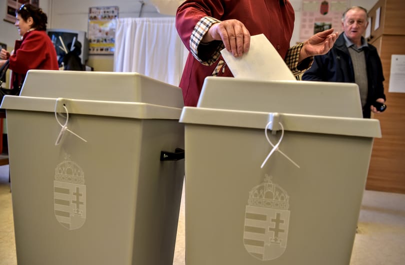 Felfüggesztették a voksolást Rábatamásiban, mert egy választó epilepsziás rohamot kapott
