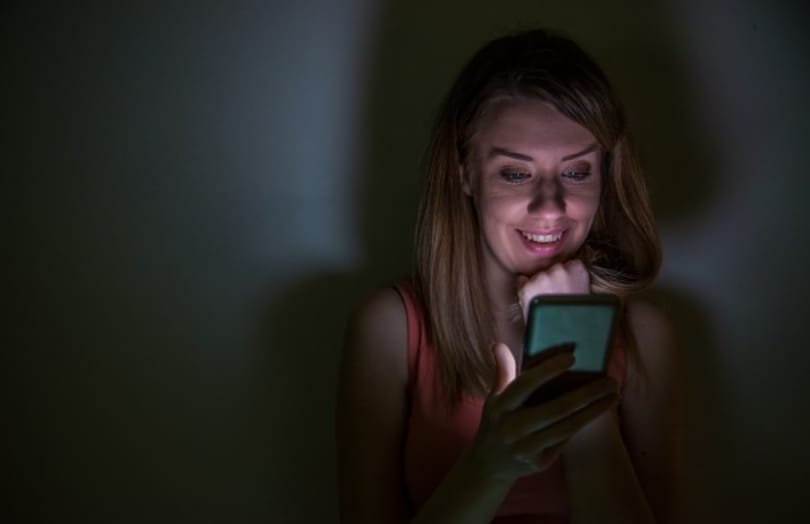 Kitalálta az Apple: sötétben sem fogja elvakítani a telefonja