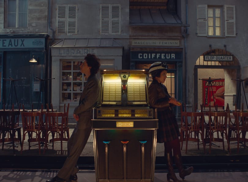 Wes Anderson bizarr ódát írt a sajtóhoz, és ehhez valóságos színészválogatottat vetett be
