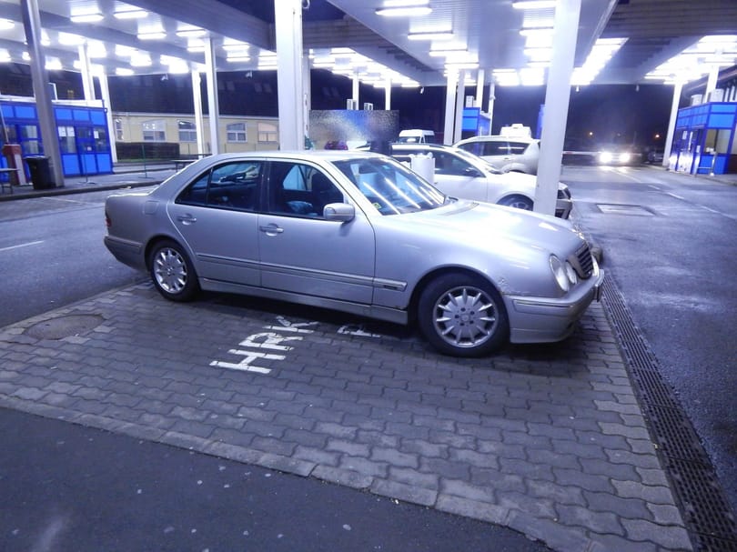 Ukrajnába mentek volna a Mercedesszel, de a rendőröknek feltűnt egy apróság