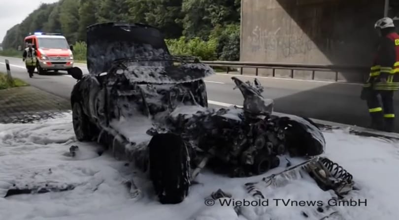 Ismét kiégett egy Jaguar F-Type – videó