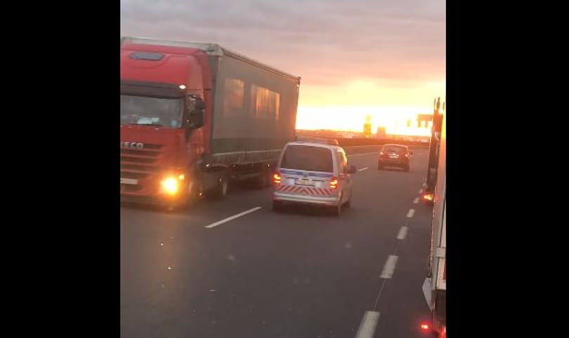 Rendőrautó mellett is elhajtott szemben a forgalommal egy kamion – videó