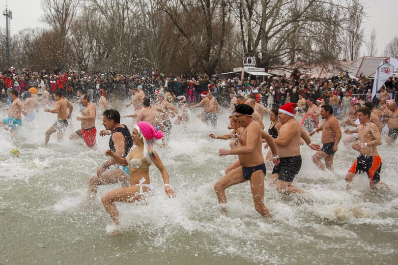 A legbátrabbak ma fürdőruhában ünnepeltek - a Balatonban!